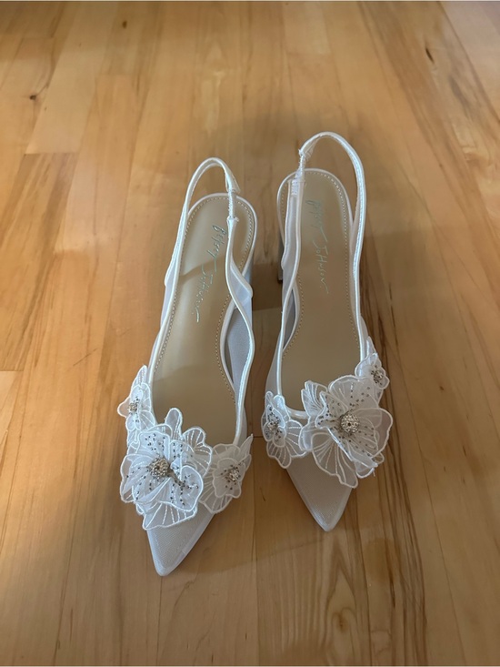 Betsey Johnson Shoes - Betsey Johnson Petra heels in ivory  3” sling back size 7